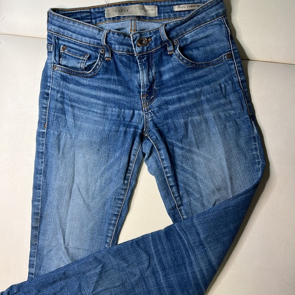 GUESS jeans- mid rise - Picture 2 of 3